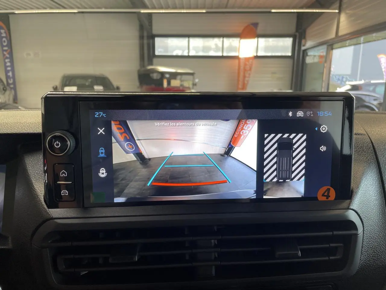 Écran tactile intérieur montrant la caméra de recul et l'affichage 360° du Peugeot Expert Fourgon gris Artense.