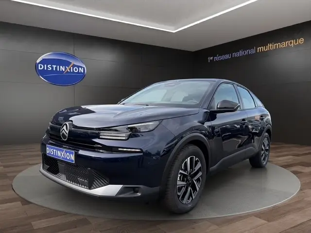 Citroën C4 hybride bleu en 3/4 avant droit avec jantes alliage et feux LED dans un showroom.