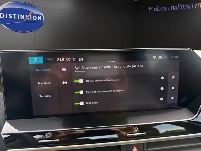 Écran tactile central de 10 pouces affichant les aides à la conduite sur la Citroën C4 hybride bleue, vue intérieure.