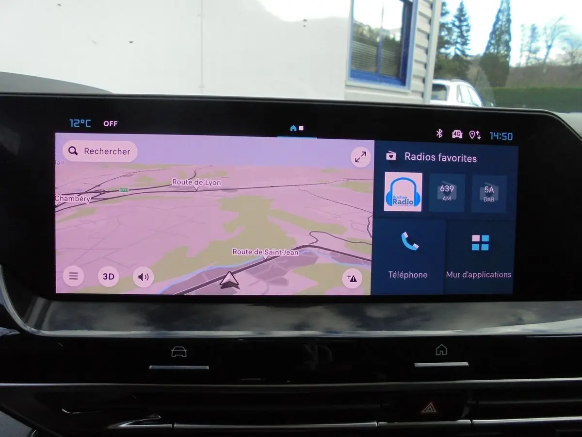 Écran tactile central du tableau de bord du Citroën C5 X 2022 affichant la navigation et les radios favorites.