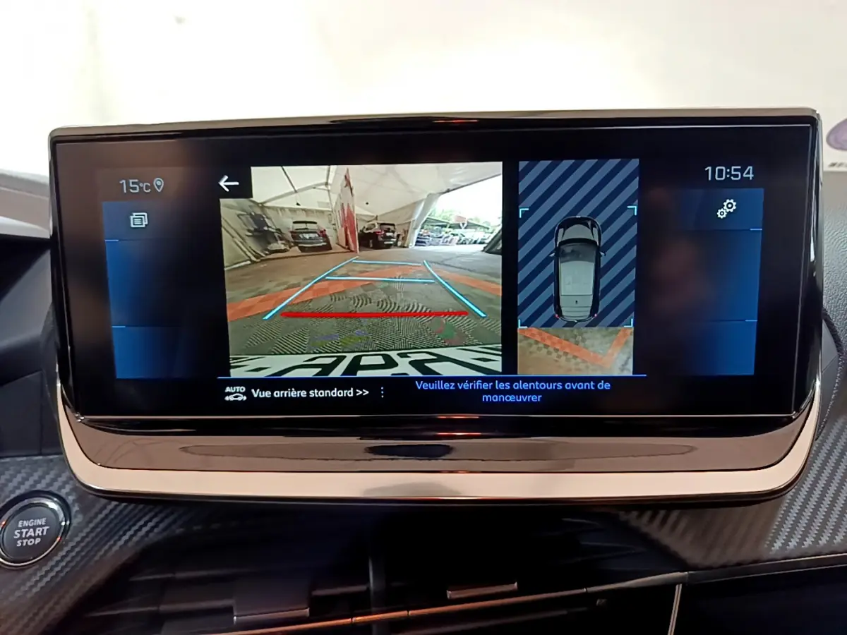 Écran tactile central de la Peugeot 208 gris foncé affichant la caméra de recul et l’aide au stationnement.