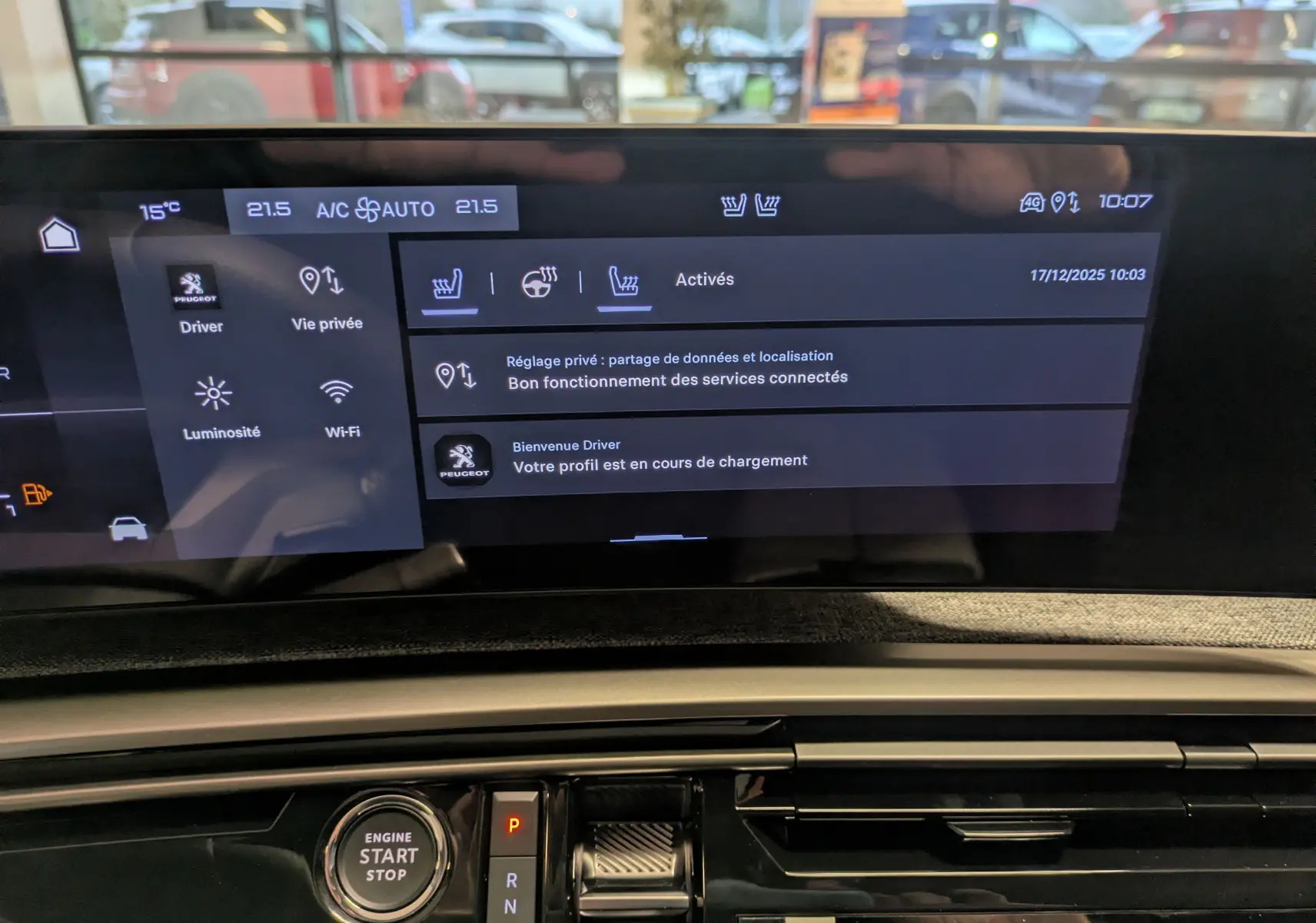 Vue rapprochée de l’écran tactile et console centrale du Peugeot 3008 Hybrid 145 GT avec bouton start/stop et commandes digitales.