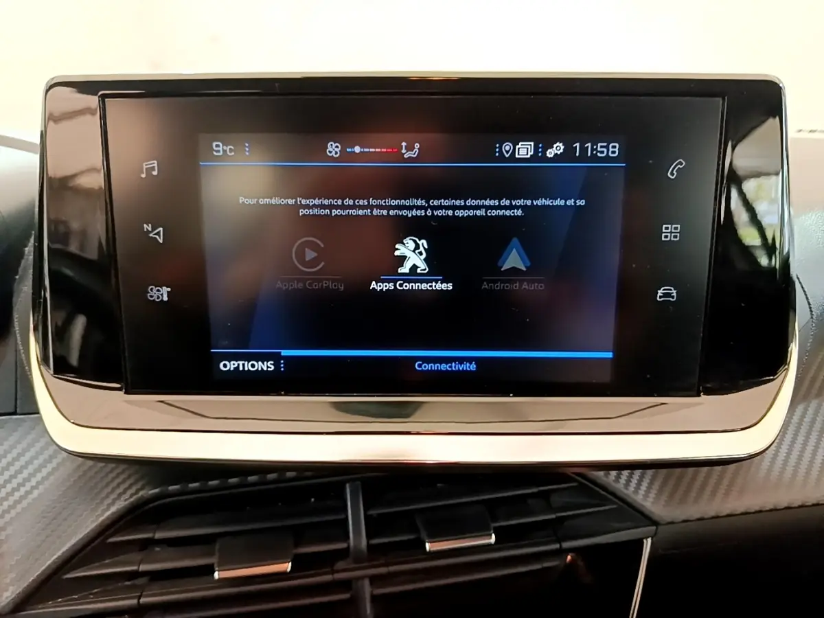 Écran tactile central noir affichant les options Apple CarPlay et Android Auto dans l'habitacle d'une Peugeot 208.