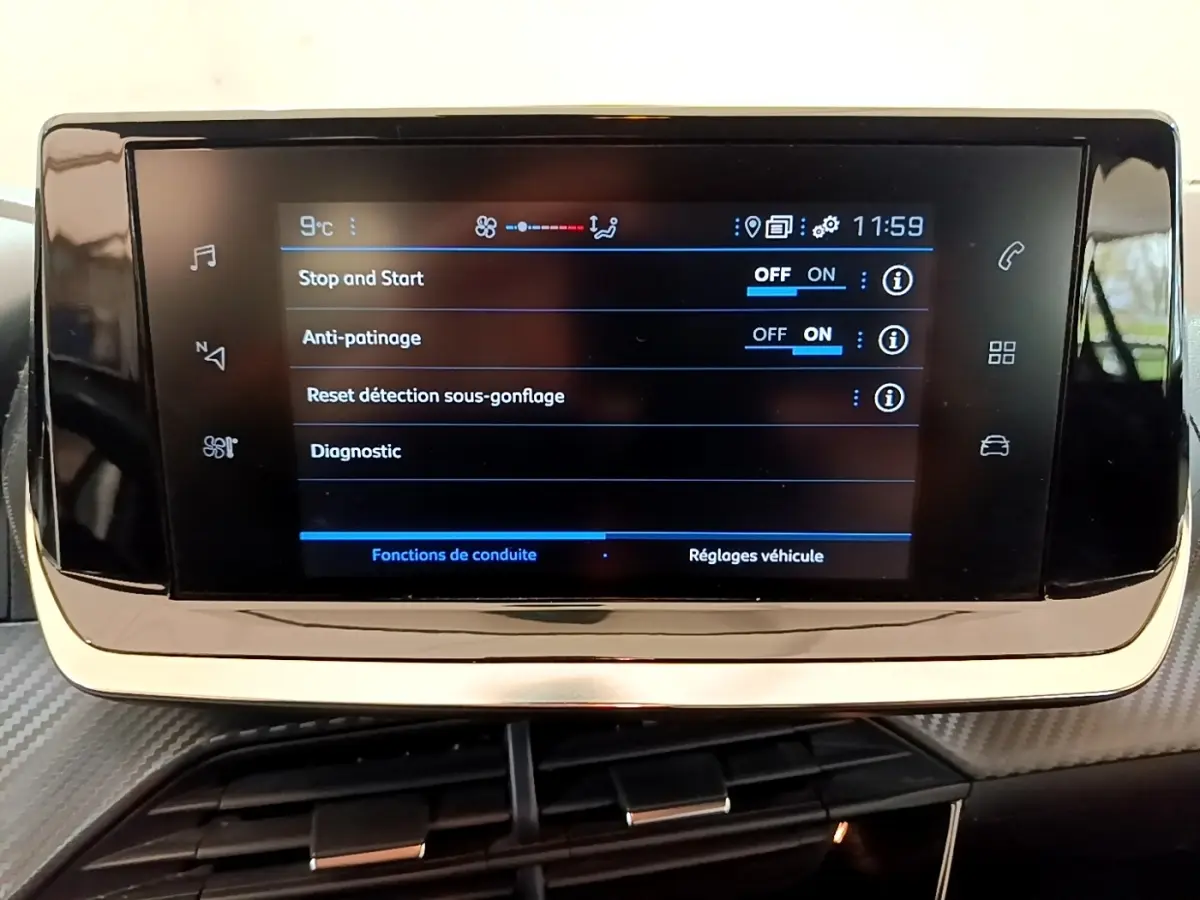 Écran tactile central du tableau de bord de la Peugeot 208 blanc, affichant les réglages de conduite.