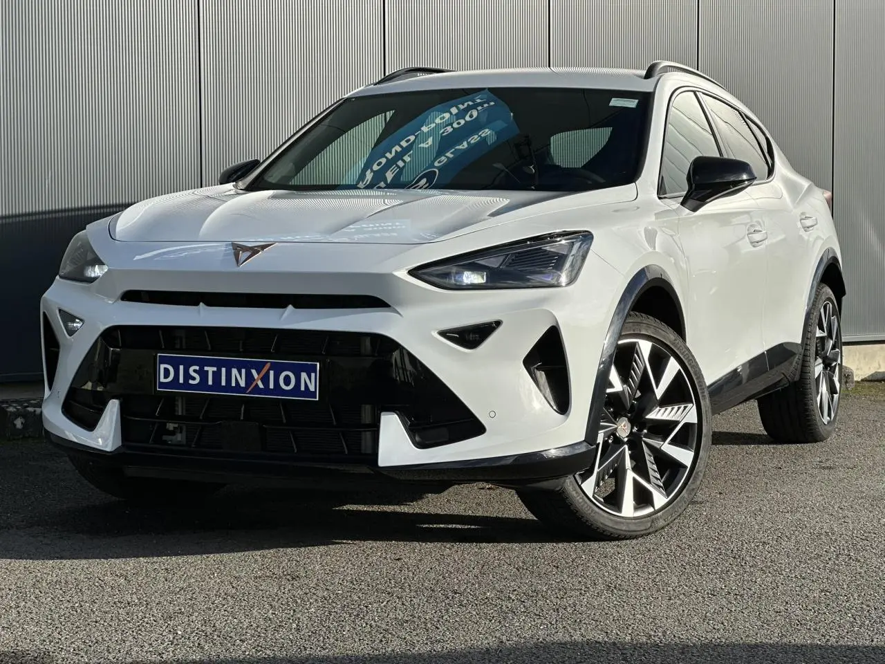 Vue 3/4 avant droite d'une CUPRA Formentor blanc Neige avec jantes alliage 19'' Sandstorm et signature lumineuse Tri-LED.