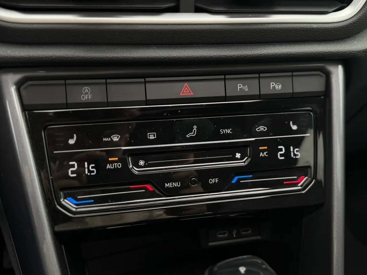 Panneau de commande de la climatisation automatique bi-zone du Volkswagen T-Roc 2024, avec affichage digital et boutons tactiles.