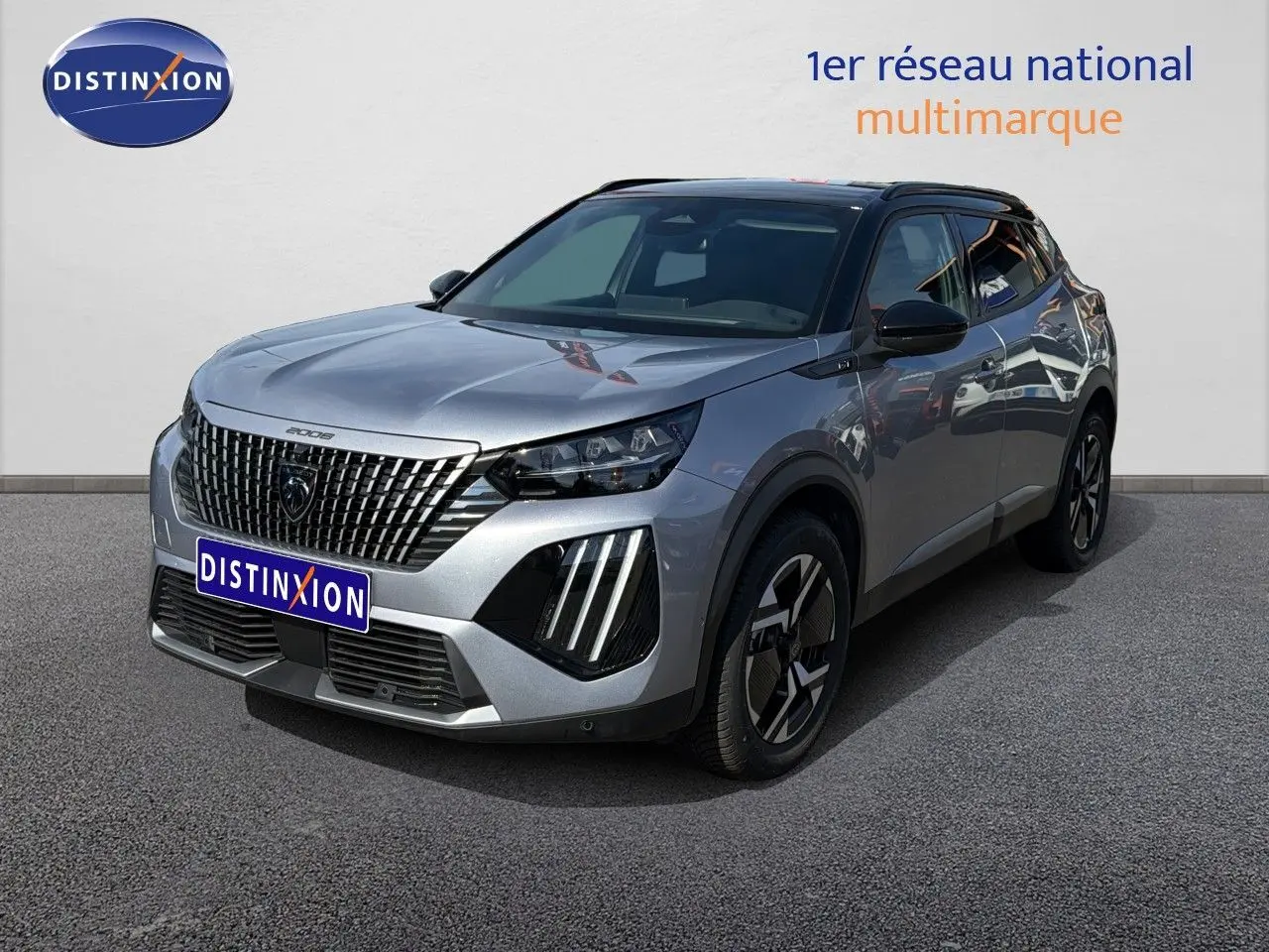 Peugeot 2008 1.2 Hybrid 145 GT gris Artense avec toit noir, vue 3/4 avant mettant en valeur la calandre et les phares LED.