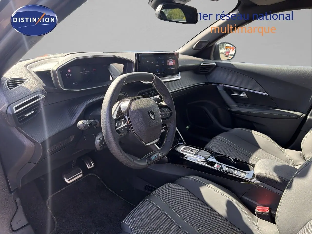 Vue intérieure côté conducteur du Peugeot 2008 1.2 Hybrid 145 GT, avec tableau de bord numérique et sellerie noire.