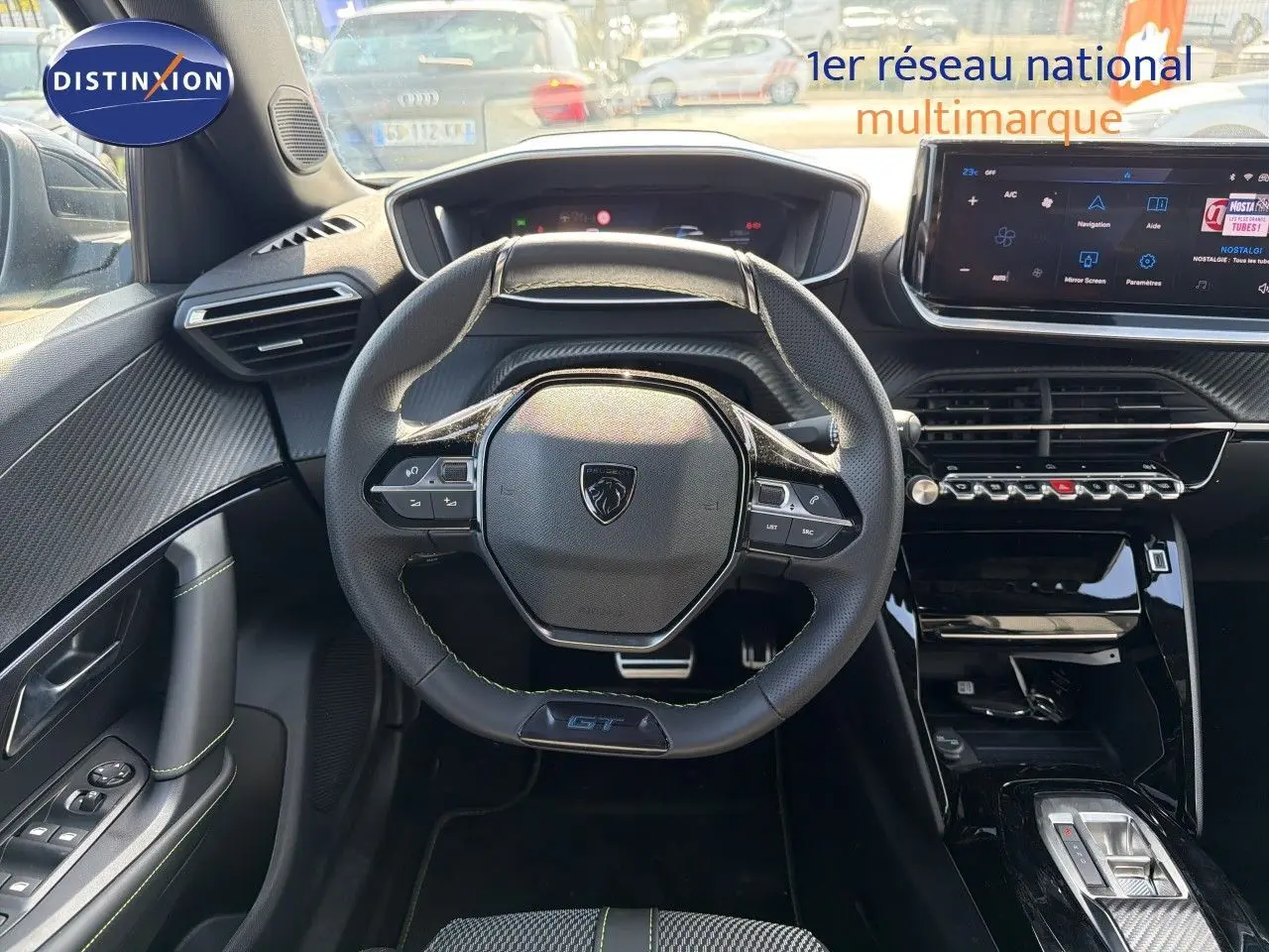 Vue intérieure centrée sur le volant GT et le tableau de bord numérique du Peugeot 2008 gris Artense 2026.