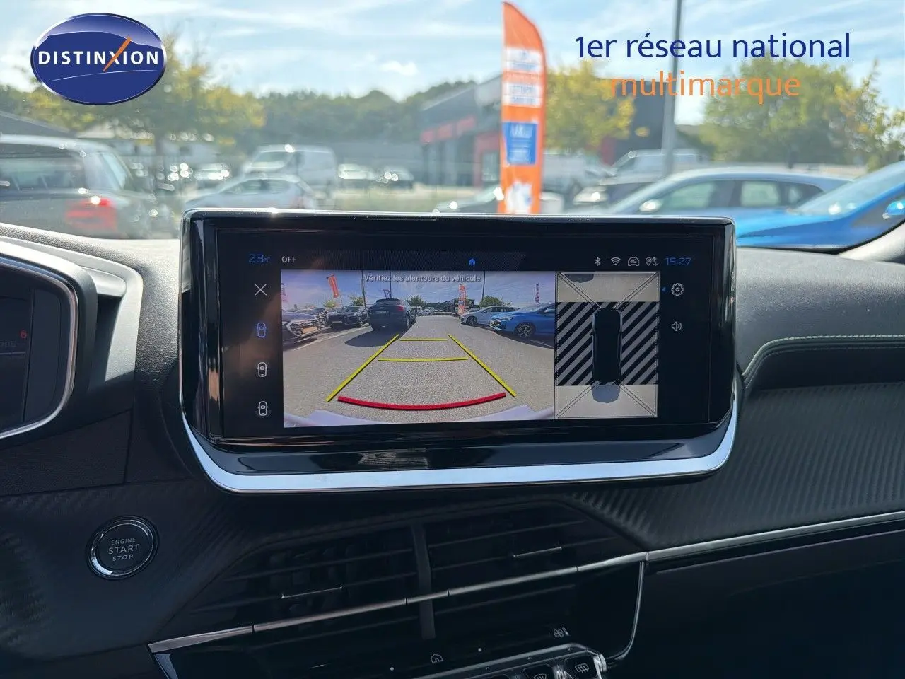 Écran central de la Peugeot 2008 1.2 Hybrid 145 GT montrant la caméra de recul et la vue 360° intérieure.