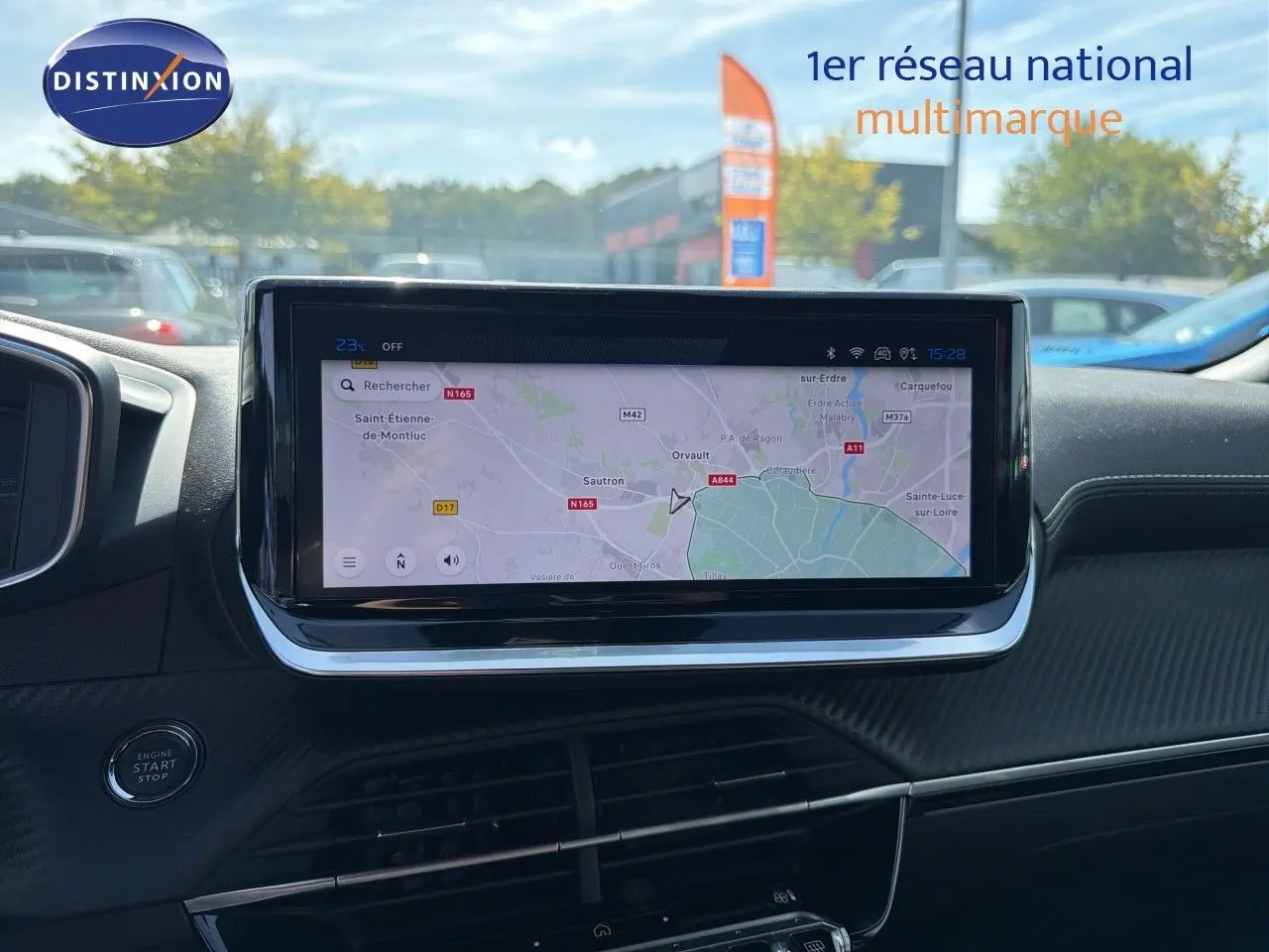Vue intérieure centrée sur l'écran tactile du tableau de bord du Peugeot 2008, affichant un GPS en plein jour.