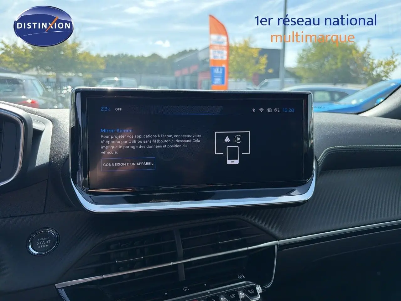 Tableau de bord intérieur du Peugeot 2008 1.2 Hybrid 145 GT 2026, écran tactile central et bouton start/stop visibles.