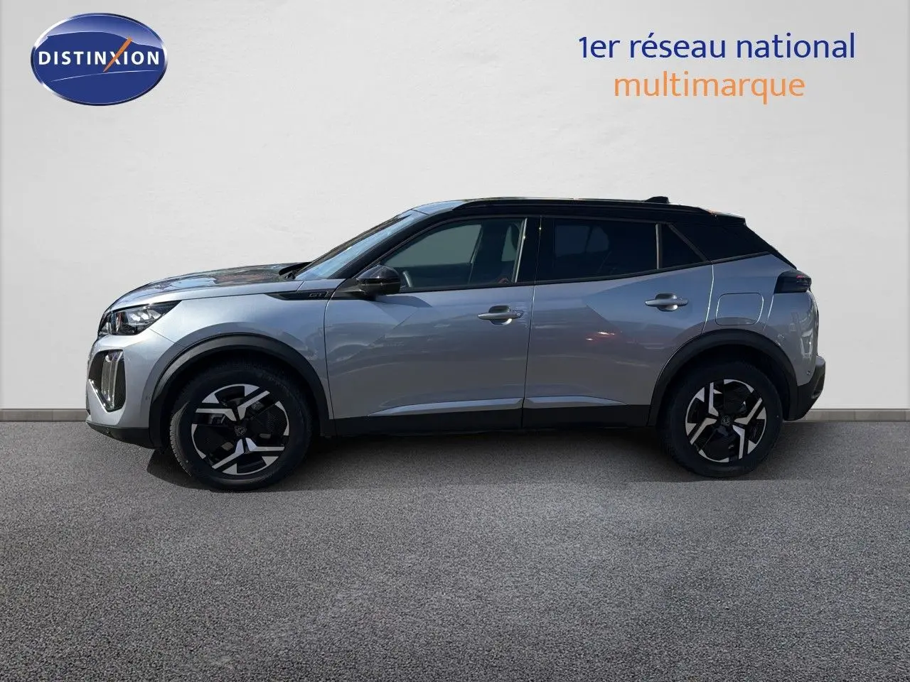 Vue latérale droite du Peugeot 2008 gris Artense avec toit noir, jantes noires et détails sportifs GT visibles.