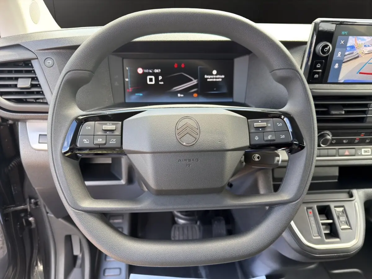 Vue rapprochée du volant multifonctions noir du Citroën Jumpy 2026 avec tableau de bord numérique et écran central tactile.