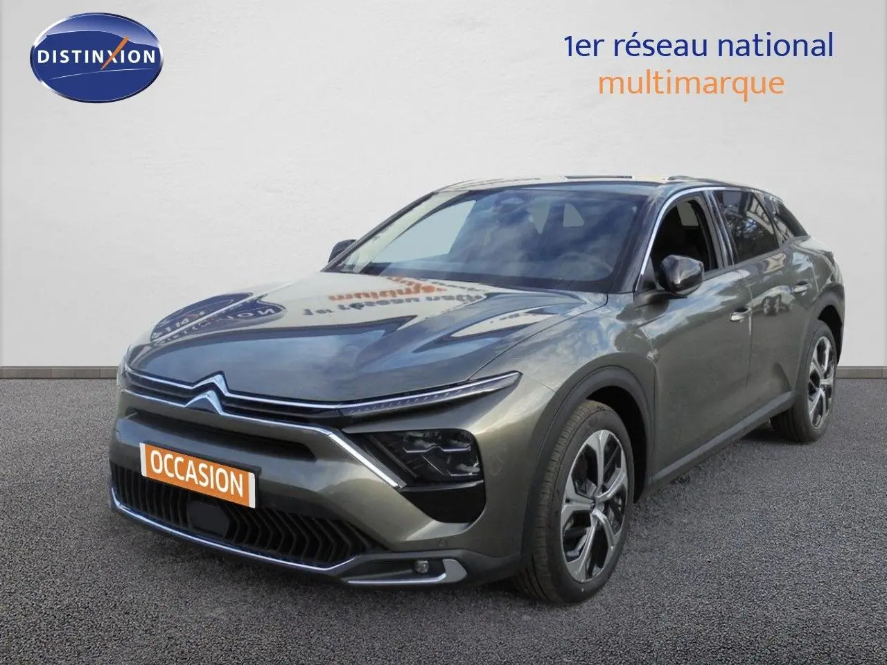 Citroën C5 X gris platinium métal en 3/4 avant droit, avec calandre distinctive et jantes modernes.