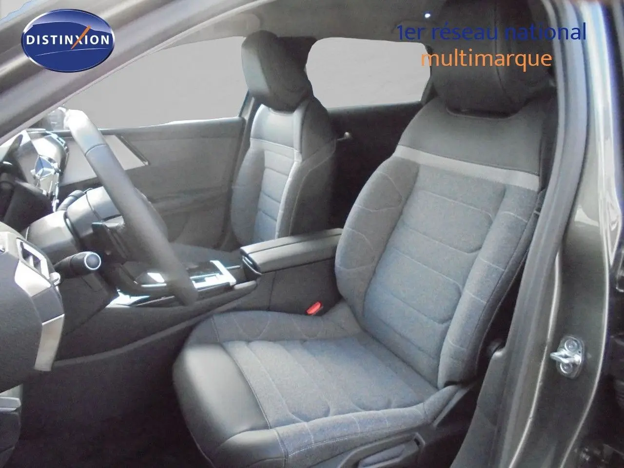 Intérieur avant droit de la Citroën C5 X 2022, sièges tissu gris avec cuir noir et console centrale moderne.