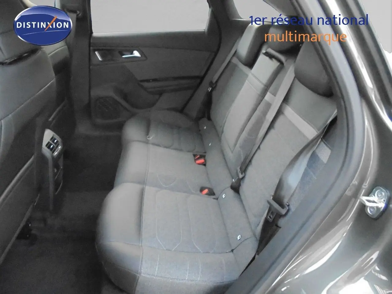 Vue intérieure sur les sièges arrière en tissu gris et cuir d'une Citroën C5 X gris platinium 2022, porte ouverte côté droit.