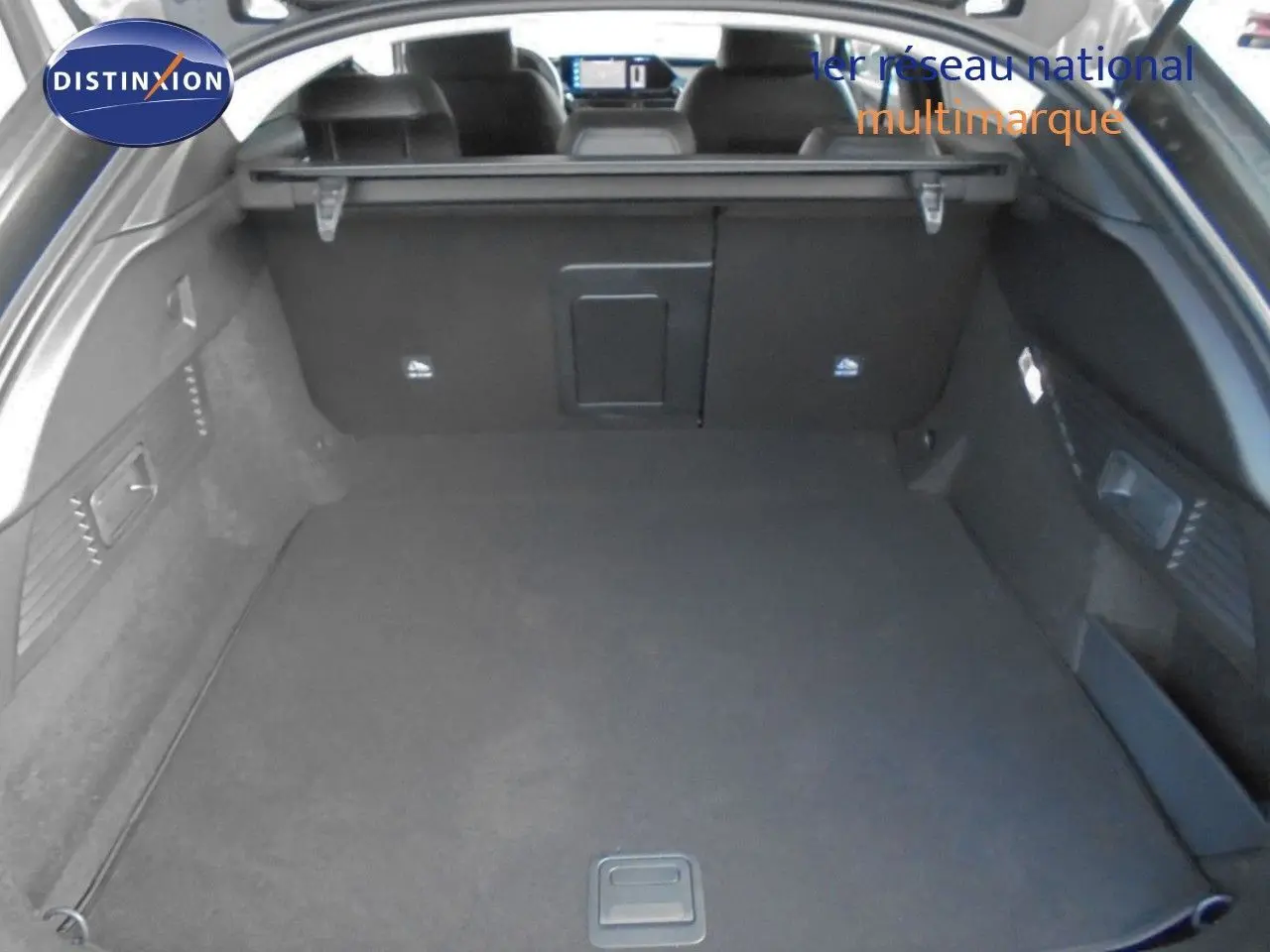 Coffre spacieux de la Citroën C5 X gris platinium, vue intérieure arrière avec banquette et tablette arrière visibles.