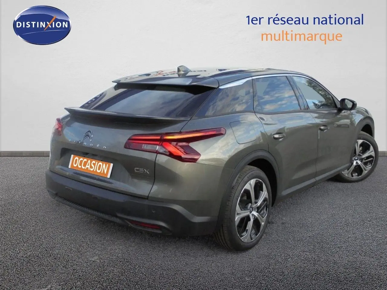 Citroën C5 X gris platinium métal en 3/4 arrière droit, avec feux arrière LED et jantes alliage 19 pouces.