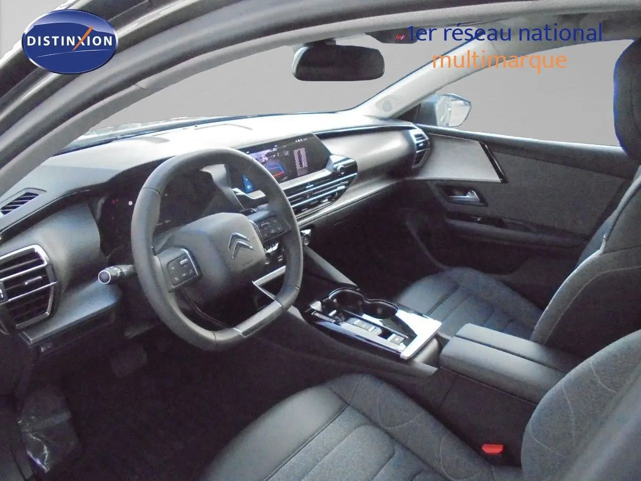 Intérieur du Citroën C5 X 2022 en gris platinium, vue côté conducteur montrant tableau de bord moderne et volant multifonction.