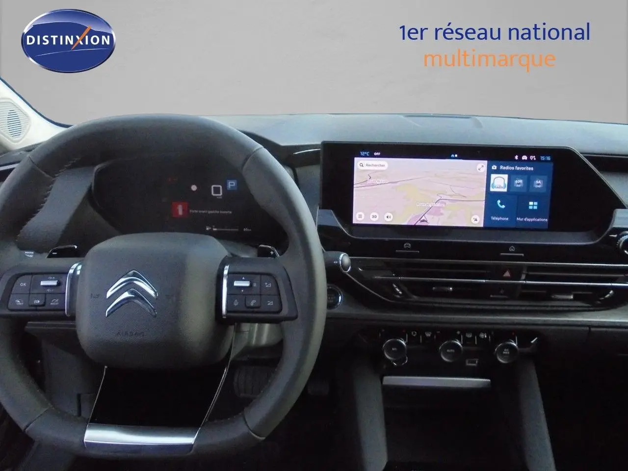 Intérieur du Citroën C5 X 2022 avec tableau de bord moderne et écran tactile central affichant la navigation.