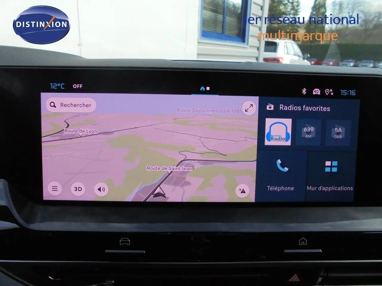 Écran tactile central du tableau de bord du Citroën C5 X 2022 affichant la navigation et les radios favorites.