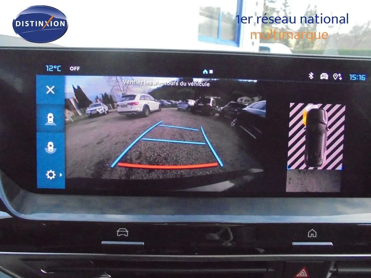 Écran multimédia montrant la caméra de recul avec vue arrière et lignes de guidage sur un Citroën C5 X gris platinium.