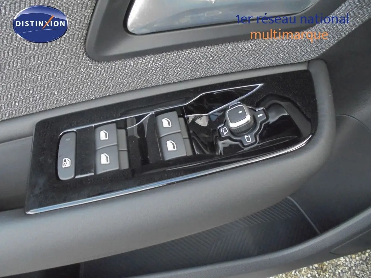 Gros plan sur les commandes de lève-vitres et rétroviseurs côté gauche d'une Citroën C5 X gris platinium 2022.