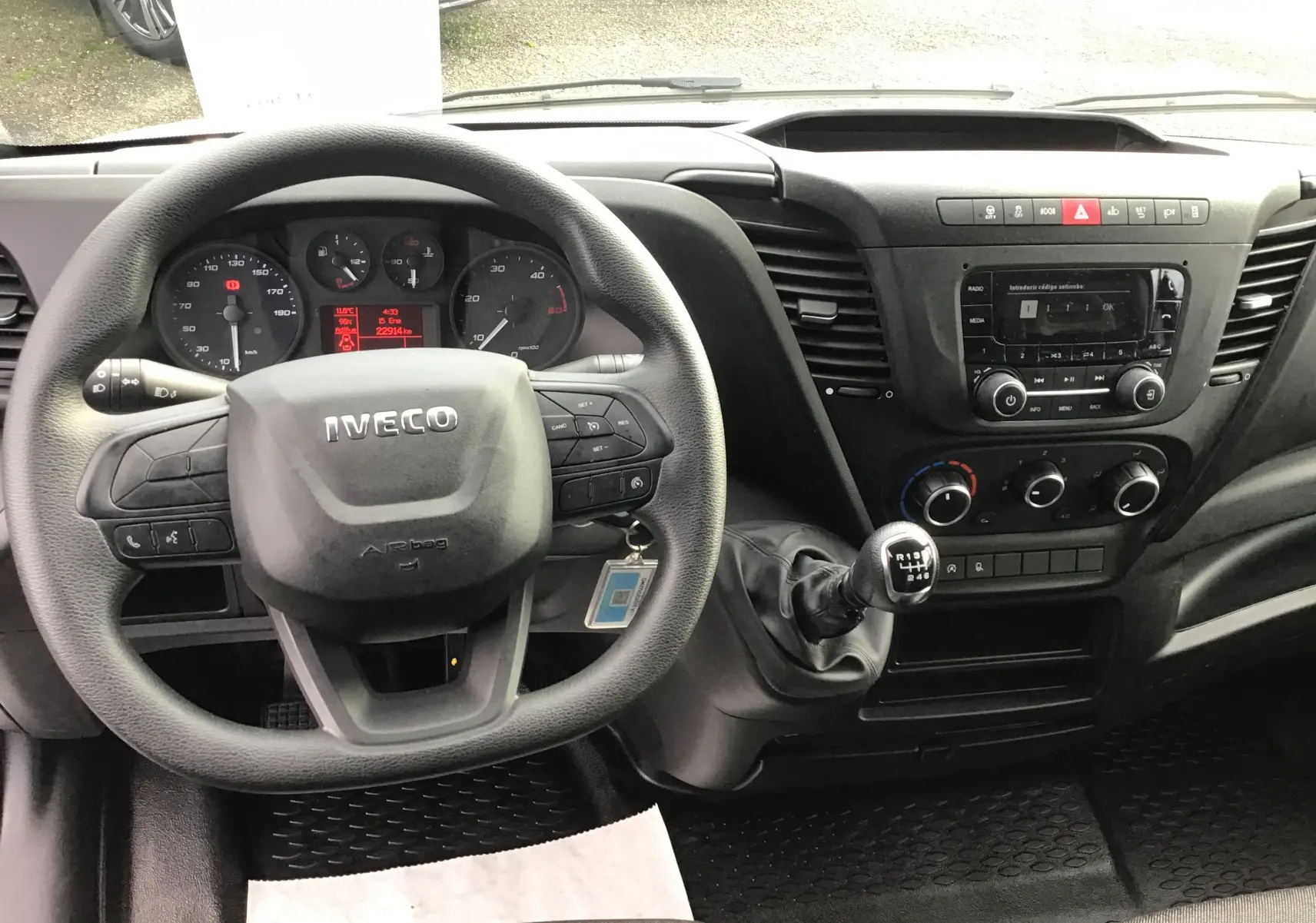 Vue intérieure du tableau de bord et volant IVECO DAILY FOURGON 2022 avec boîte manuelle et commandes au volant visibles.