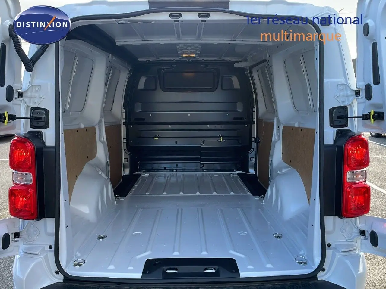 Vue arrière ouverte du Citroën Jumpy Fourgon XL blanc Kaolin, montrant l'espace de chargement vide et dégagé.