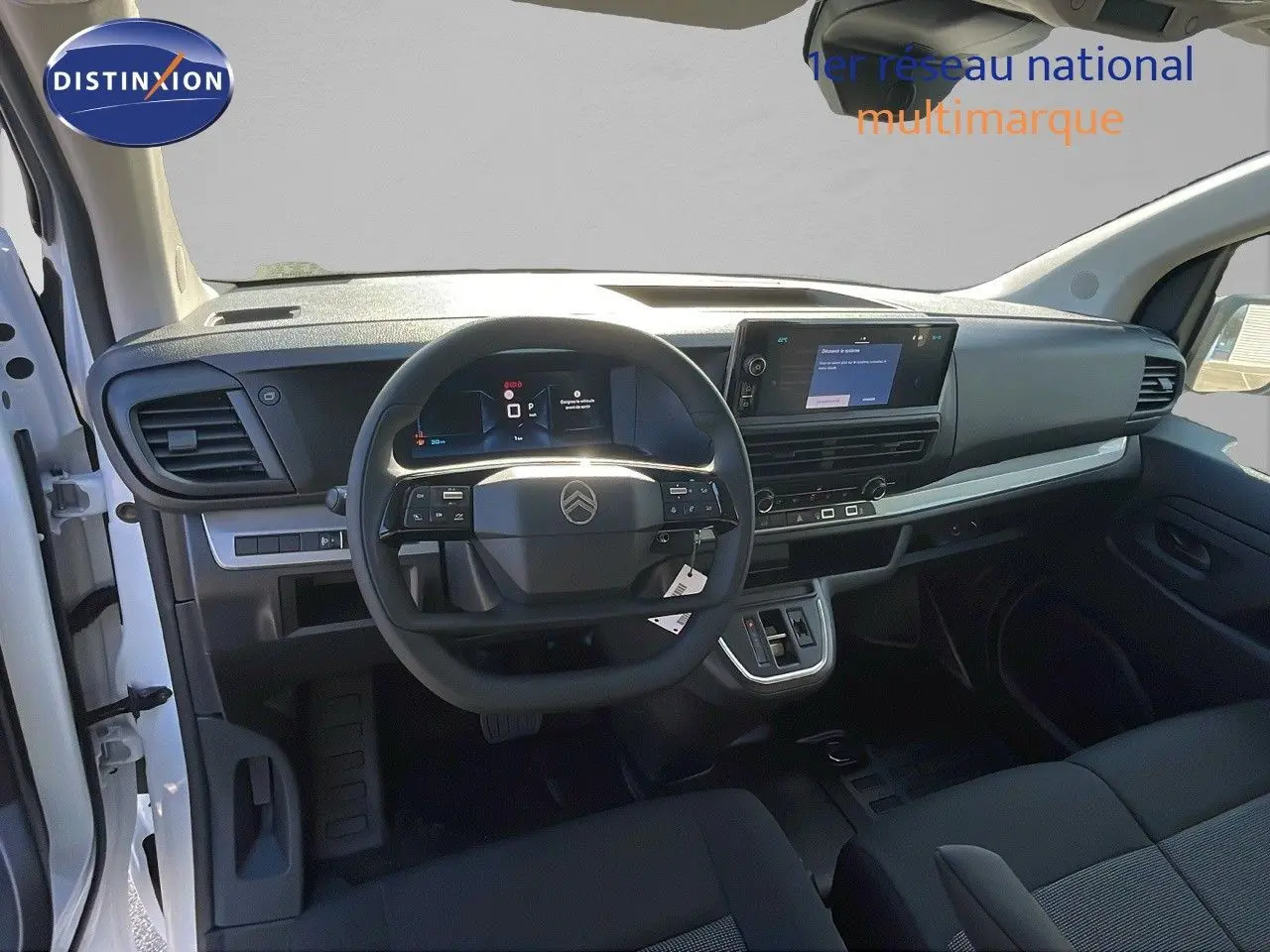 Intérieur du Citroën Jumpy Fourgon XL 2025 en blanc Kaolin, vue du poste de conduite avec tableau de bord numérique et écran tactile central.