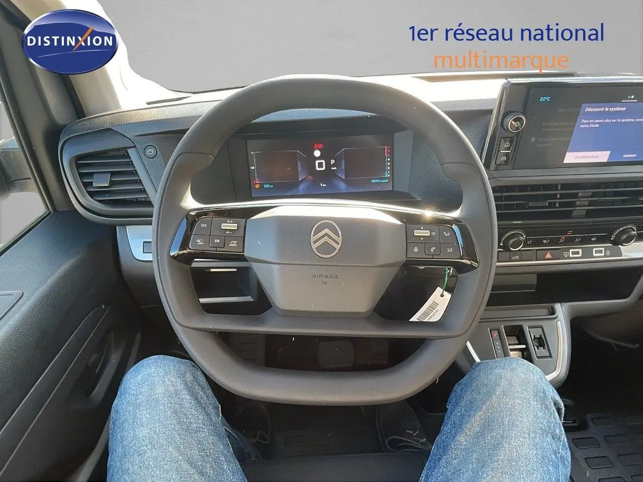 Vue intérieure centrée sur le volant du Citroën Jumpy Fourgon XL blanc Kaolin, tableau de bord et écran tactile visibles.