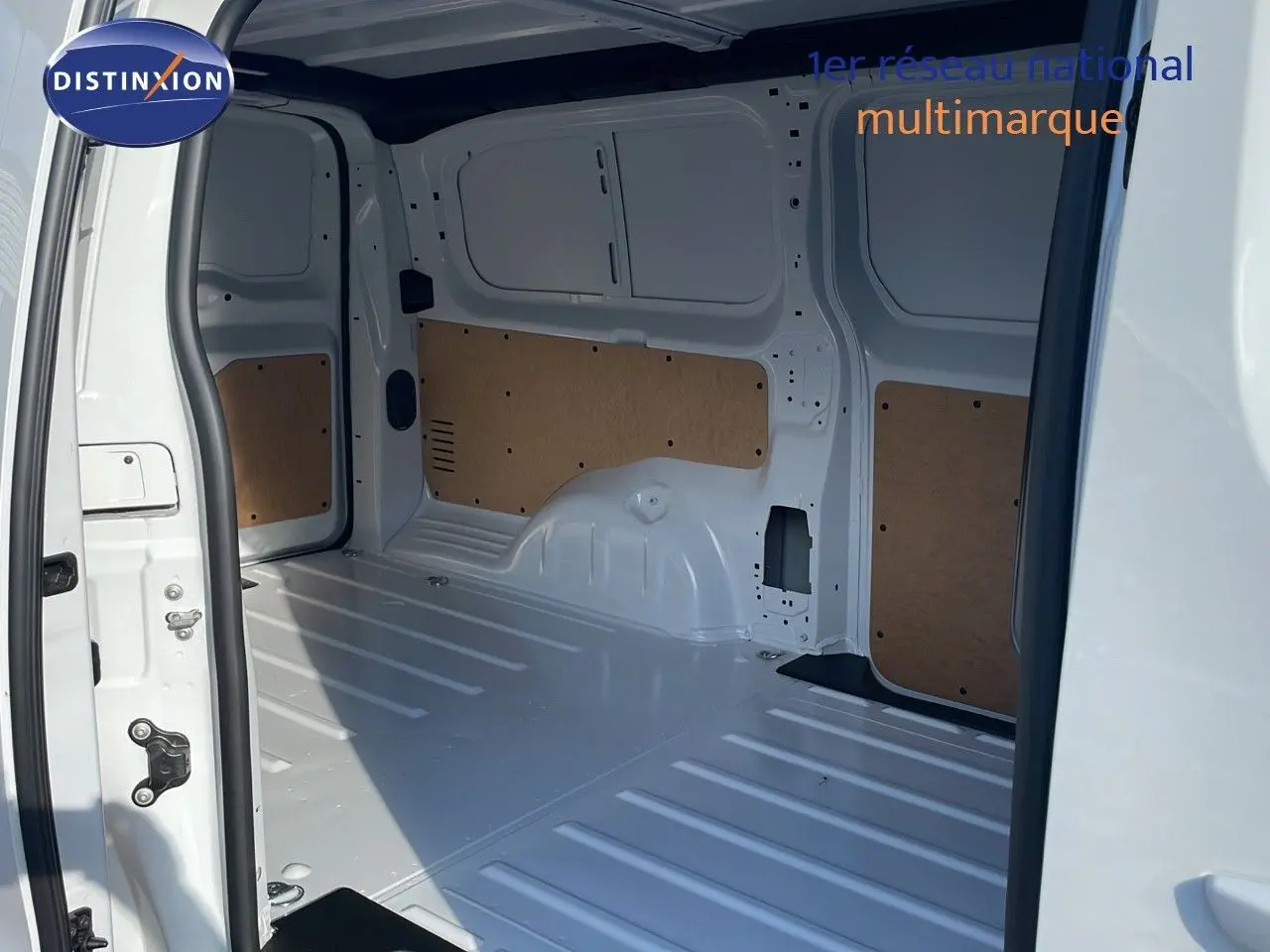 Intérieur du fourgon Citroën Jumpy XL blanc Kaolin vu par la porte latérale ouverte, montrant l'espace de chargement vide.