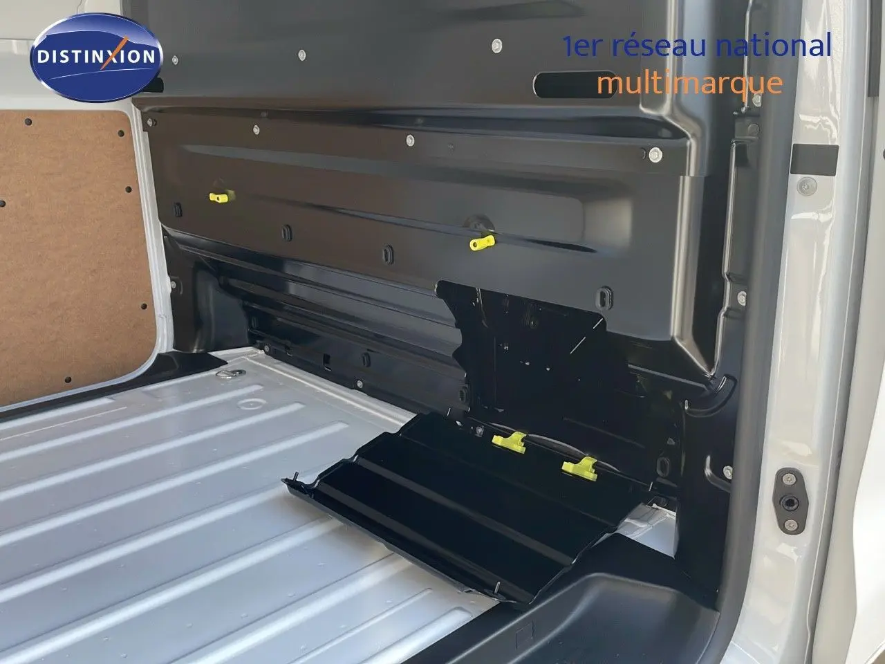 Détail de l’intérieur du fourgon Citroën Jumpy XL blanc Kaolin, montrant la cloison arrière avec compartiment ouvert.