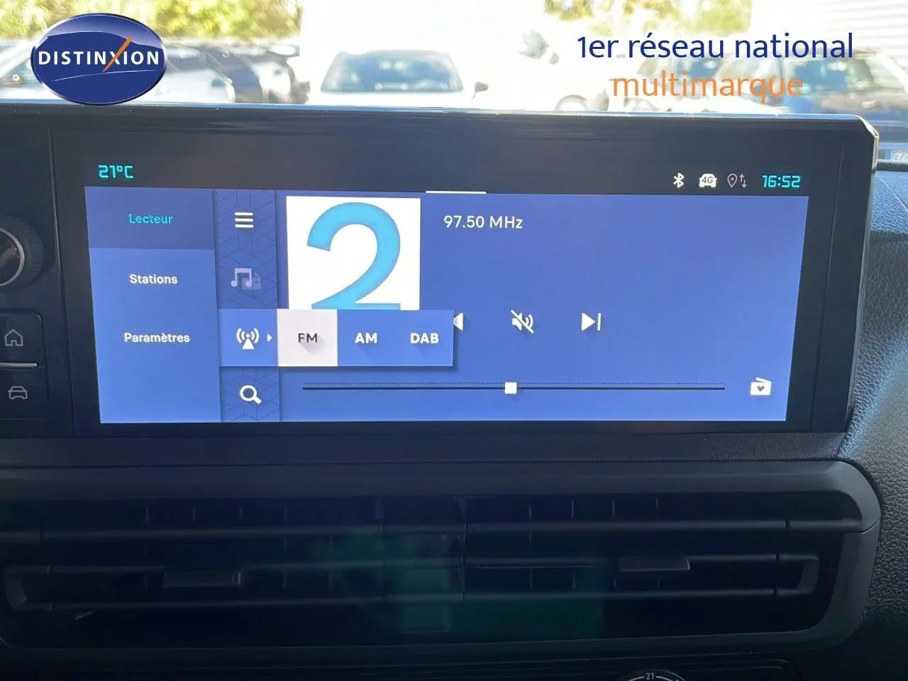 Écran tactile central affichant la radio FM à 97,50 MHz dans un Citroën Jumpy Fourgon XL blanc Kaolin, vue intérieure.