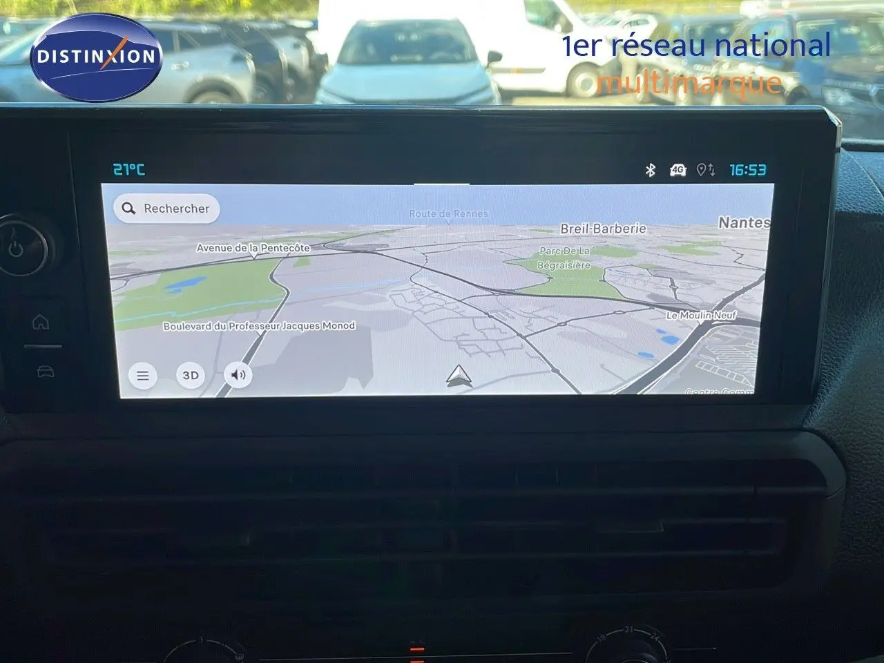 Écran tactile central affichant la navigation GPS dans un Citroën Jumpy Fourgon XL blanc Kaolin, vue intérieure avant.