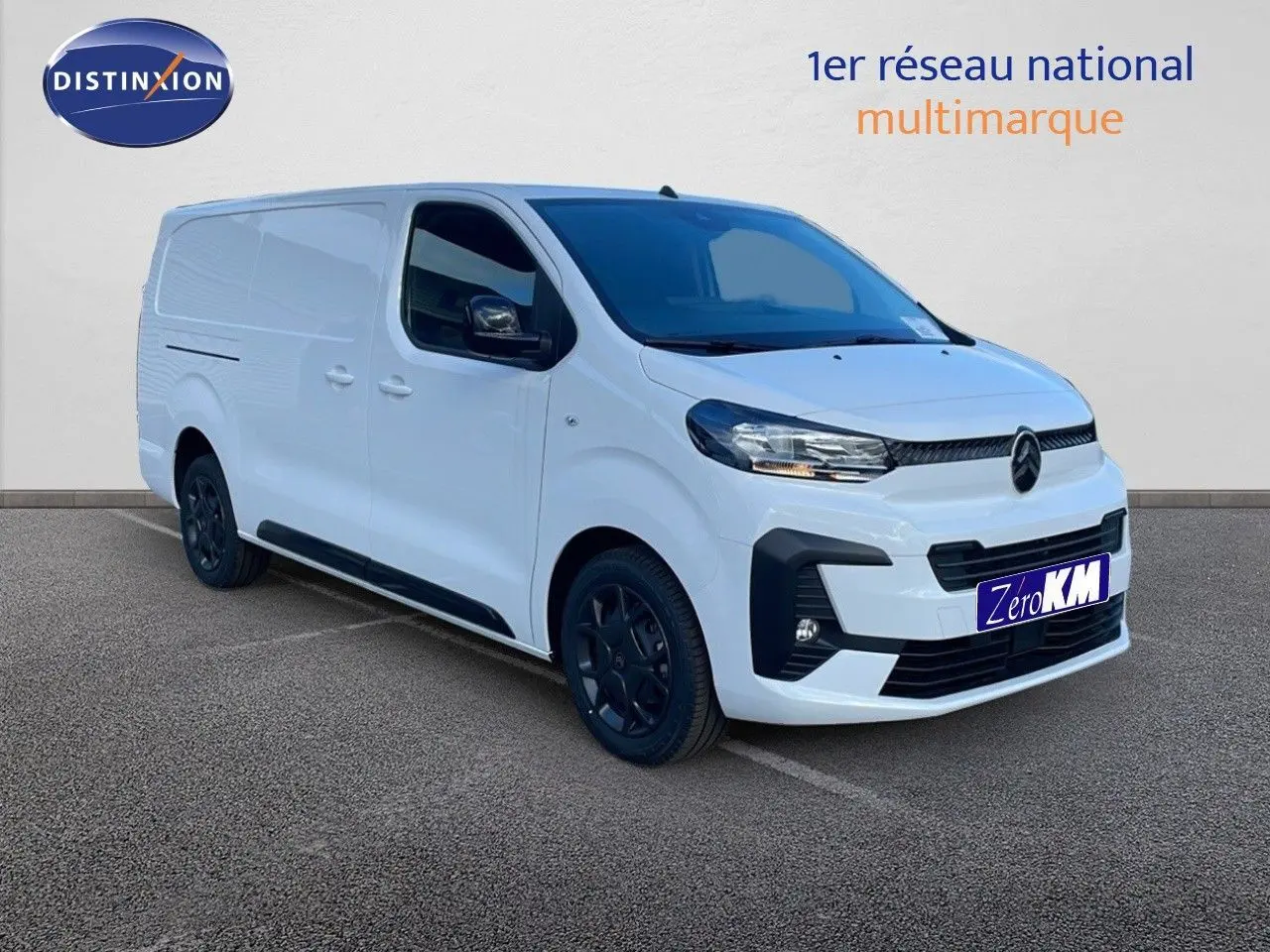 Vue 3/4 avant droit du Citroën Jumpy Fourgon XL blanc Kaolin avec jantes noires et calandre moderne.