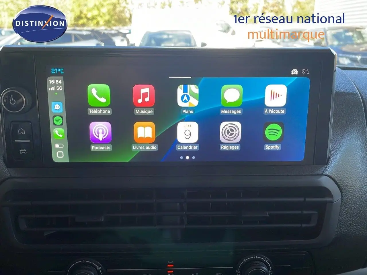 Écran tactile central affichant les applications multimédia dans l'habitacle du Citroën Jumpy Fourgon XL blanc Kaolin.