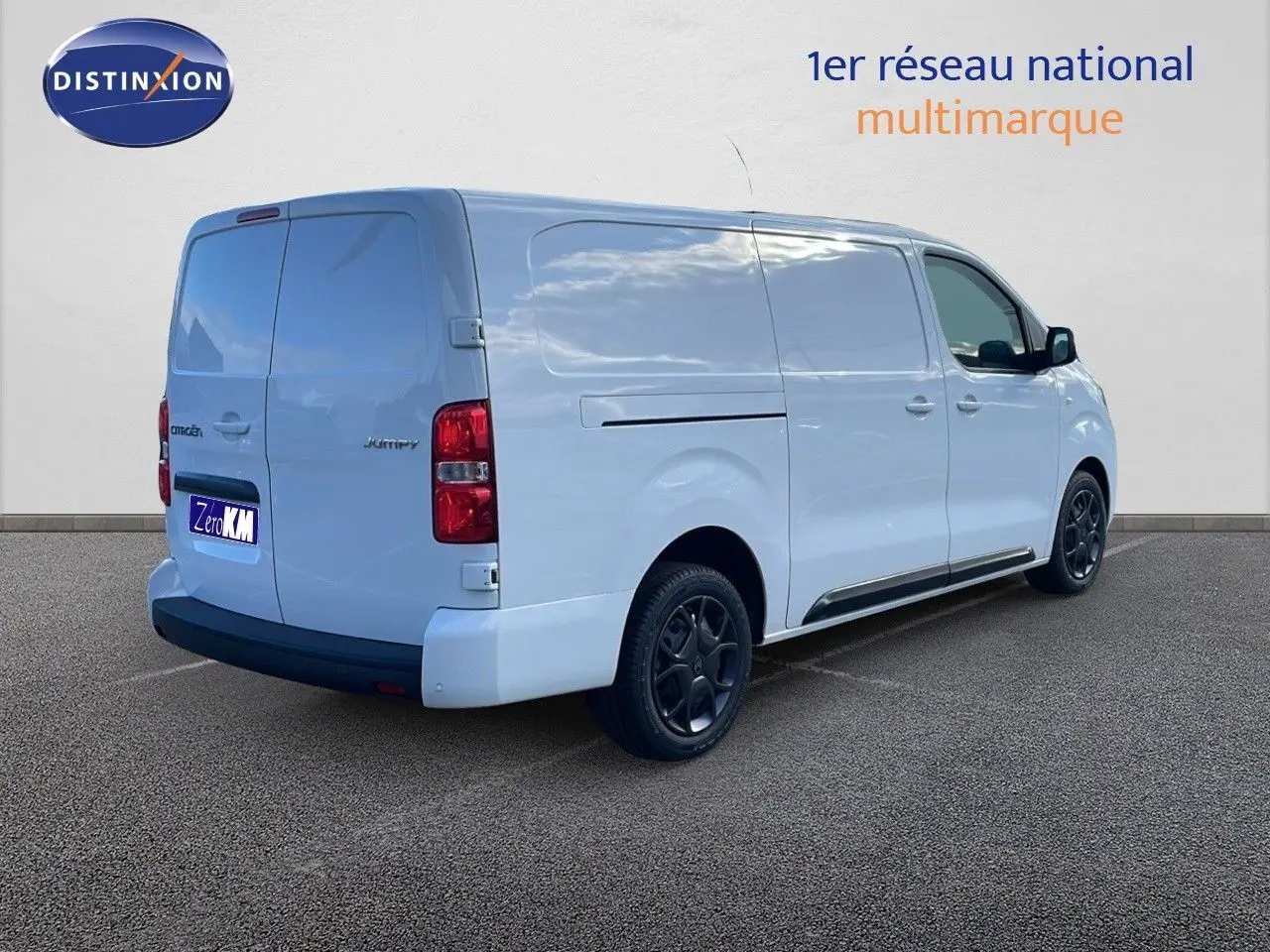 Vue 3/4 arrière droite du Citroën Jumpy Fourgon XL blanc Kaolin avec jantes noires et portes latérales fermées.
