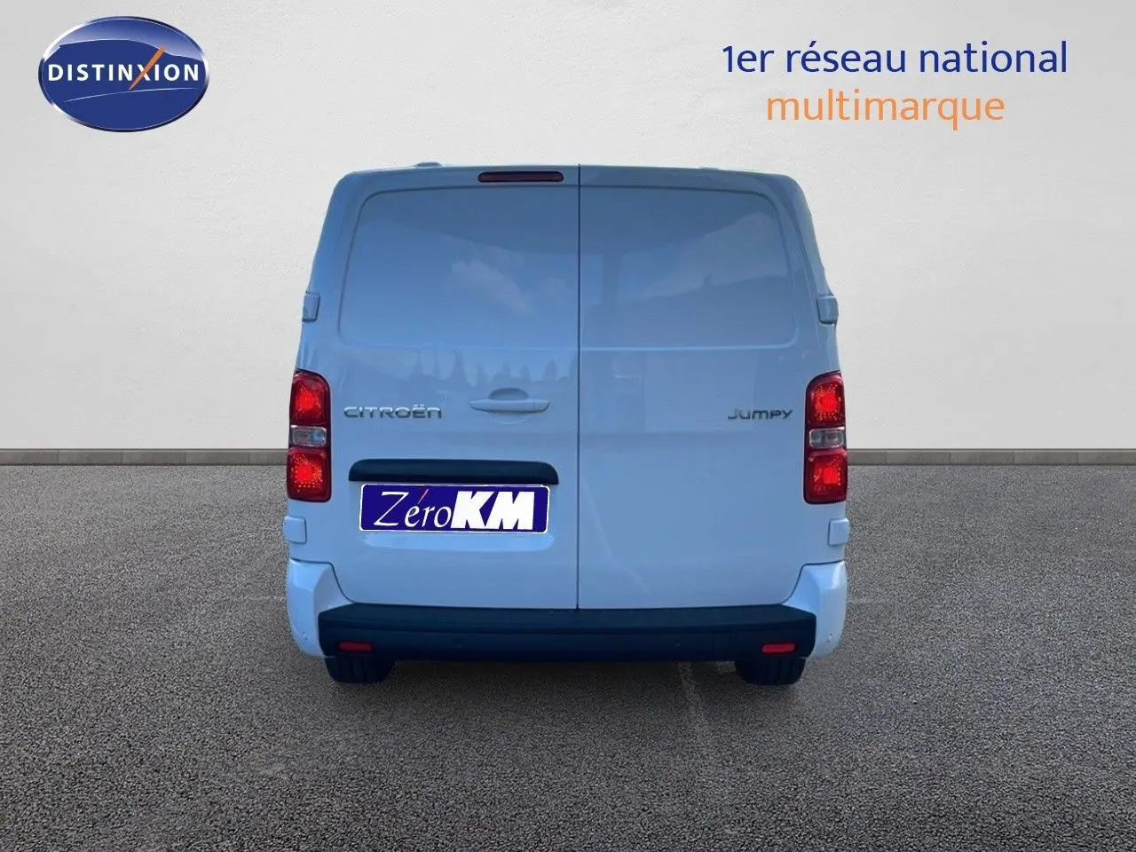 Vue arrière du Citroën Jumpy Fourgon XL blanc Kaolin, avec portes battantes et feux rouges visibles.