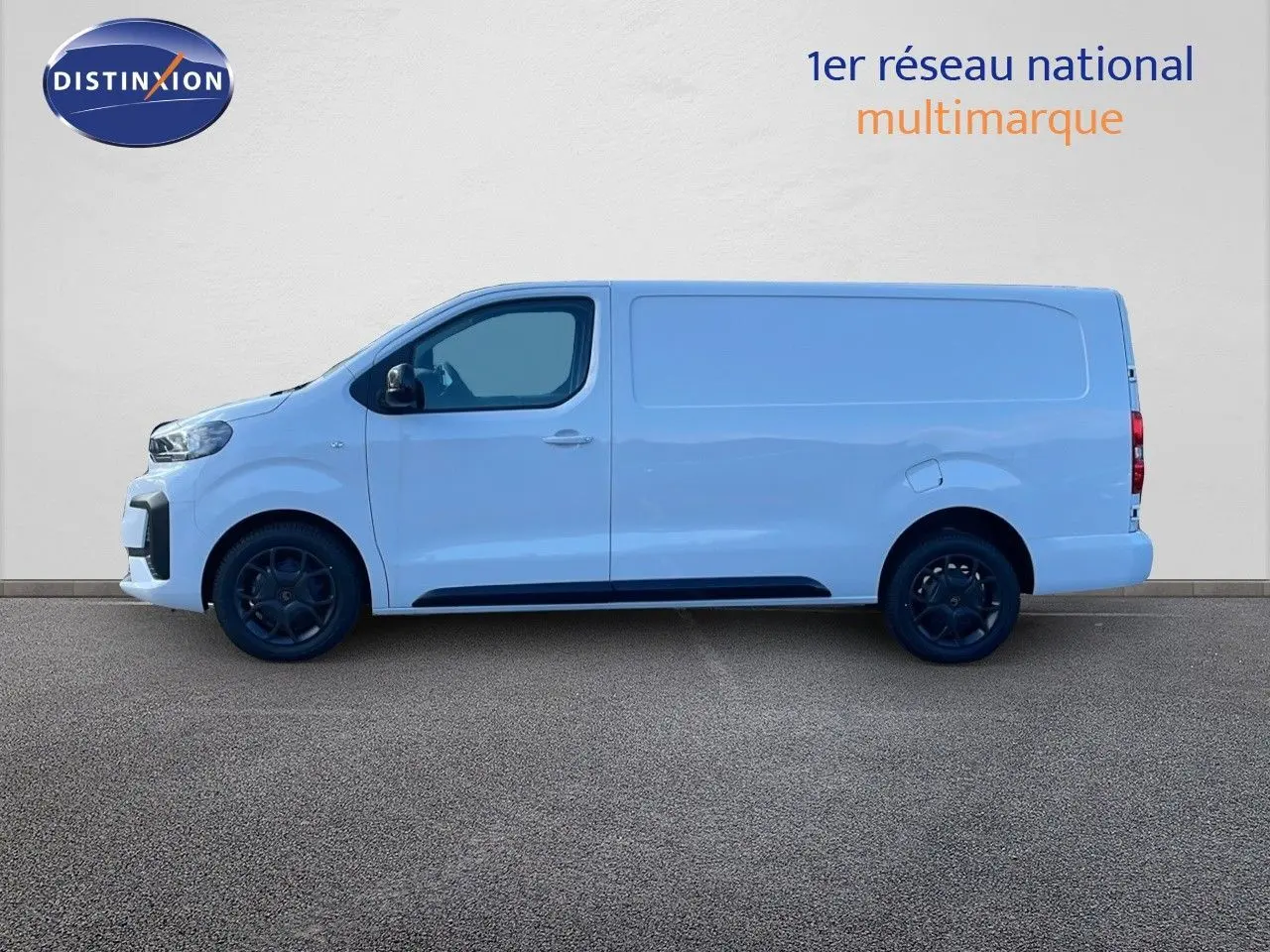 Fourgon Citroën Jumpy XL blanc Kaolin vu de profil côté gauche, avec jantes noires et carrosserie lisse.