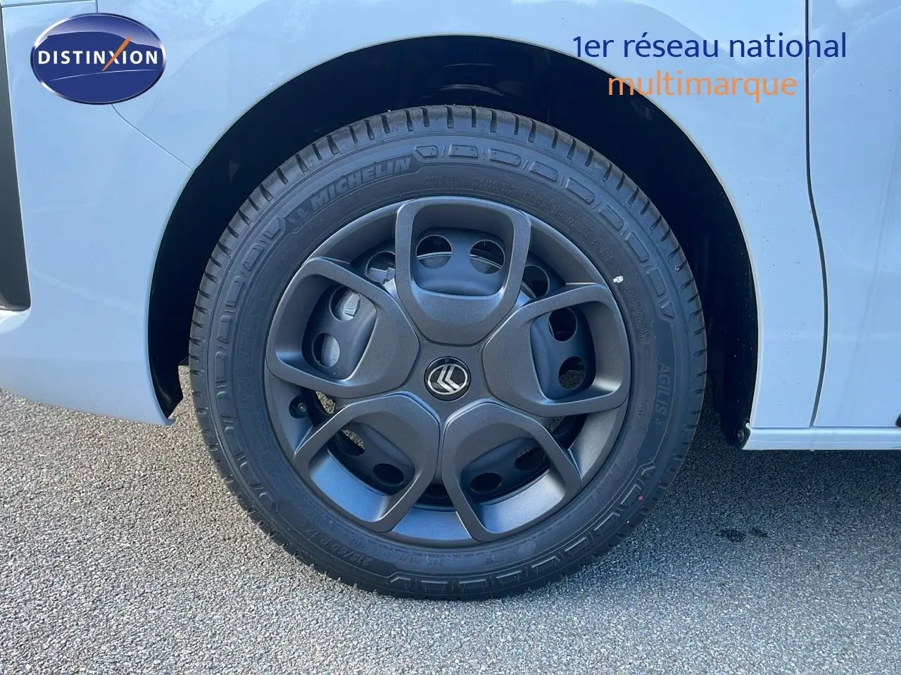 Gros plan sur la roue avant gauche du Citroën Jumpy Fourgon XL blanc Kaolin avec jante grise distinctive.