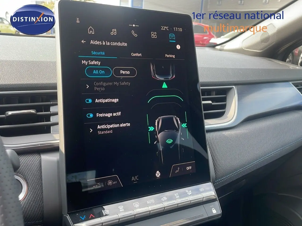 Écran tactile central du Renault Captur E-Tech 2025 montrant les aides à la conduite, intérieur gris et noir.