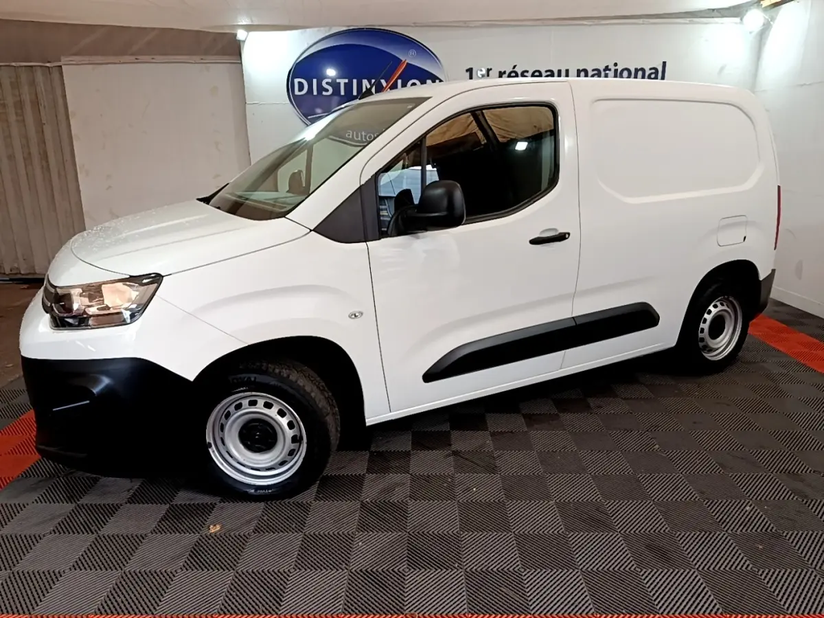 Profil droit du Citroën Berlingo blanc 2021 utilitaire avec jantes acier et protections noires sur porte.