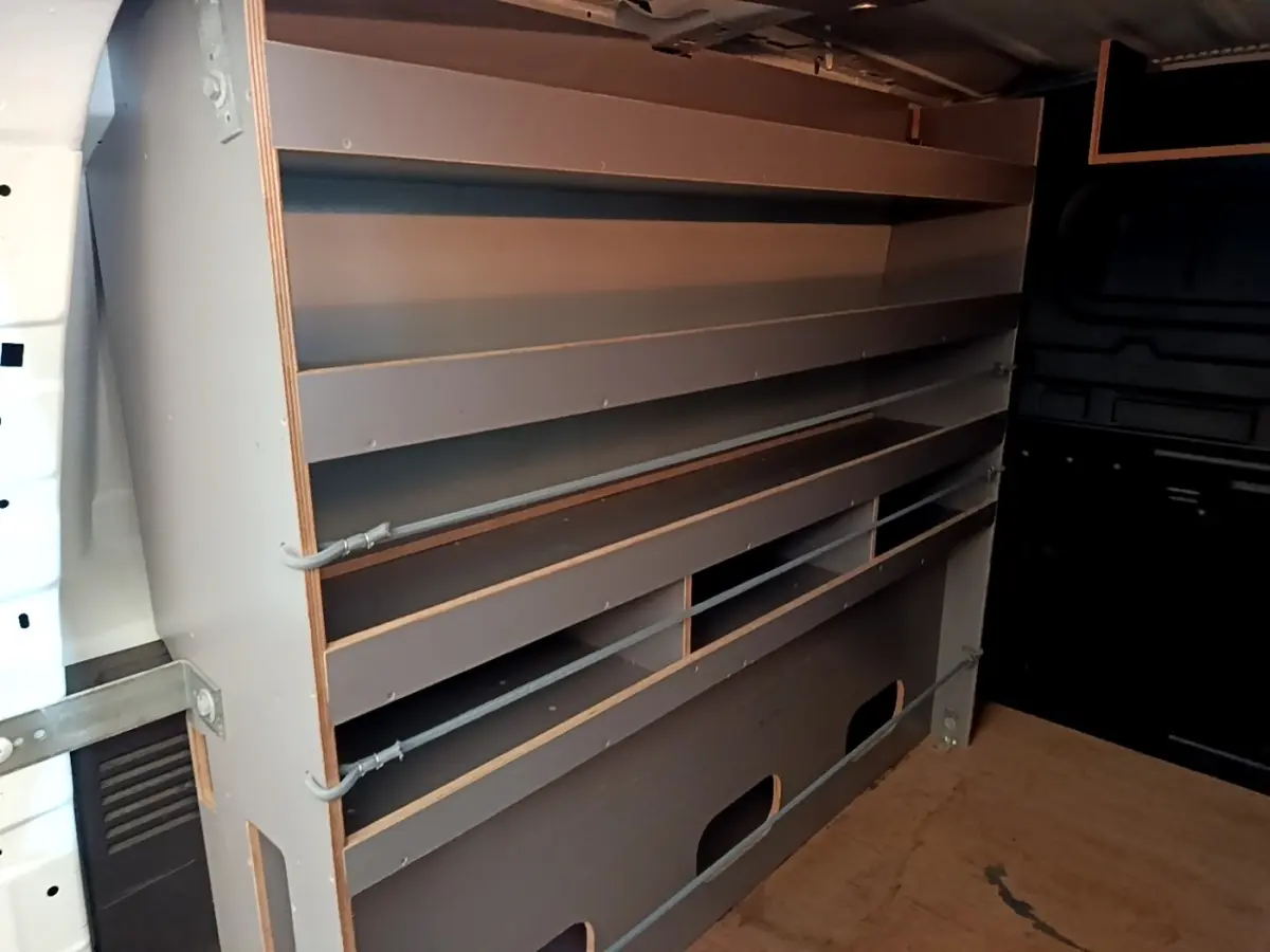 Intérieur du Citroën Berlingo blanc 2021, vue du côté gauche montrant les étagères de rangement en bois.