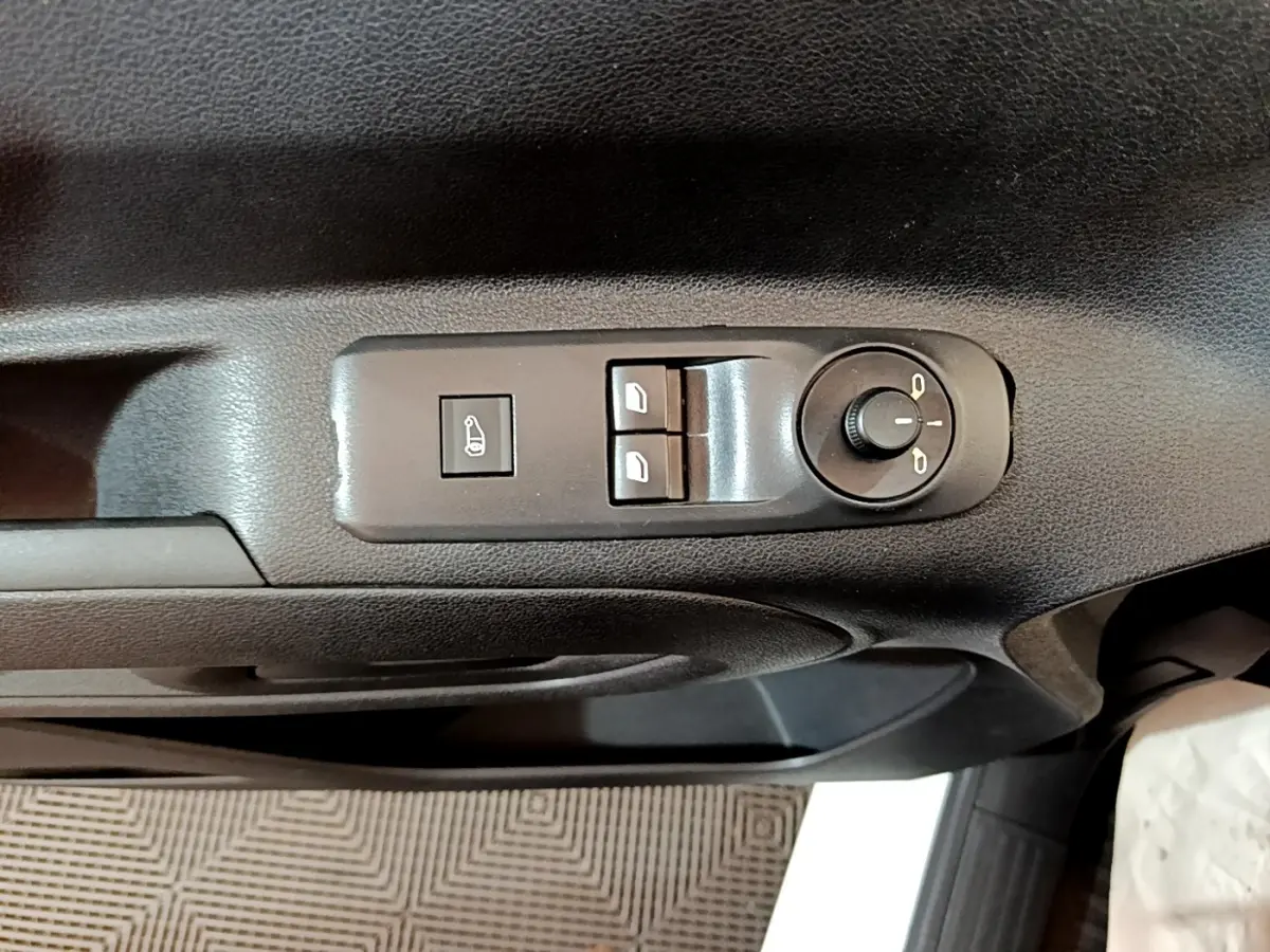 Commande des vitres électriques et réglage des rétroviseurs sur la porte côté conducteur d'un Citroën Berlingo blanc 2021