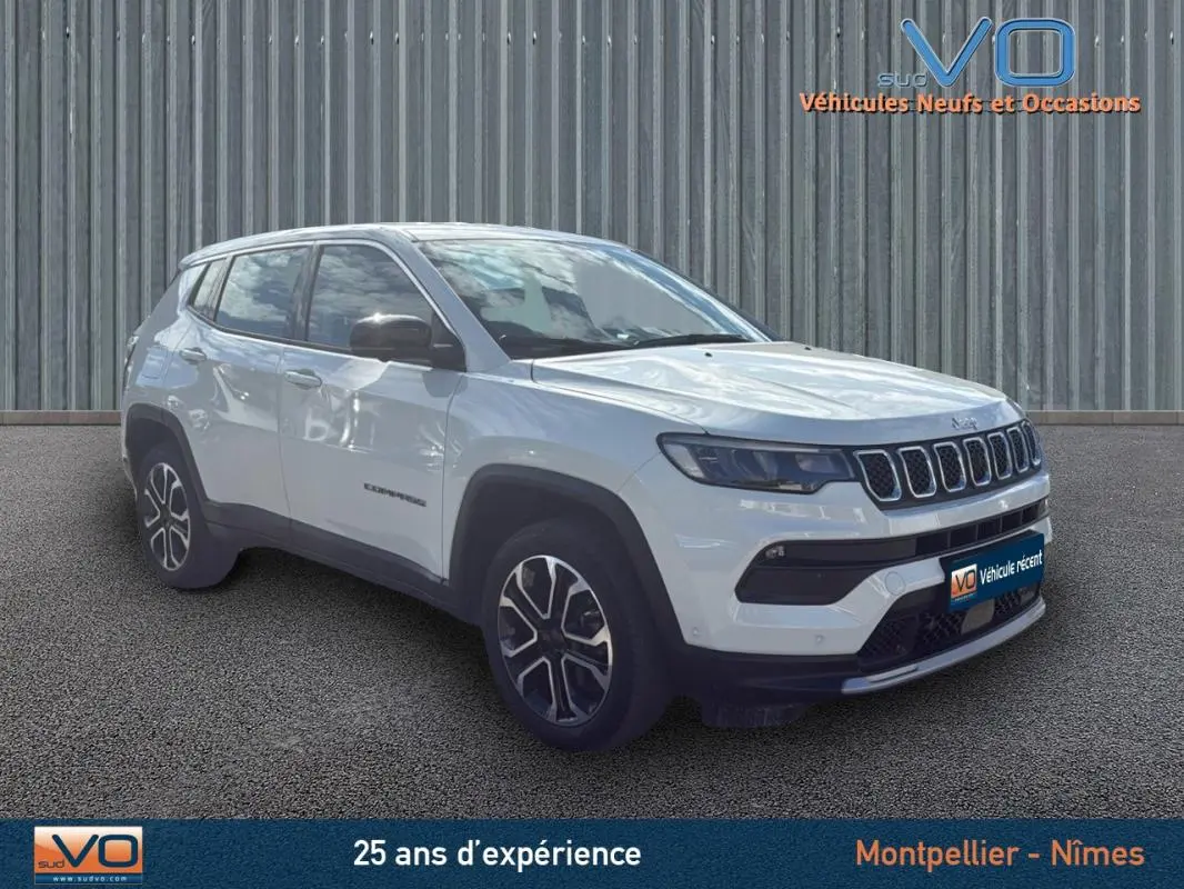 Jeep Compass blanc en 3/4 avant droit, avec jantes alliage 18 pouces et calandre distinctive à 7 fentes.