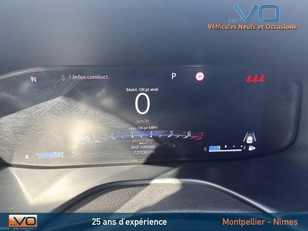 Tableau de bord numérique du Jeep Compass 2024 affichant la vitesse à 0 km/h et l'indicateur de carburant.