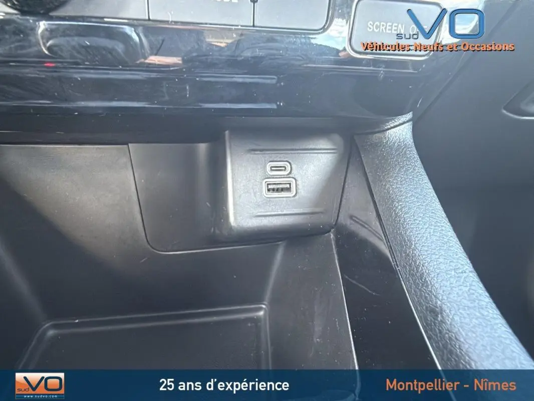 Gros plan sur les ports USB situés dans la console centrale intérieure du Jeep Compass blanc 2024.
