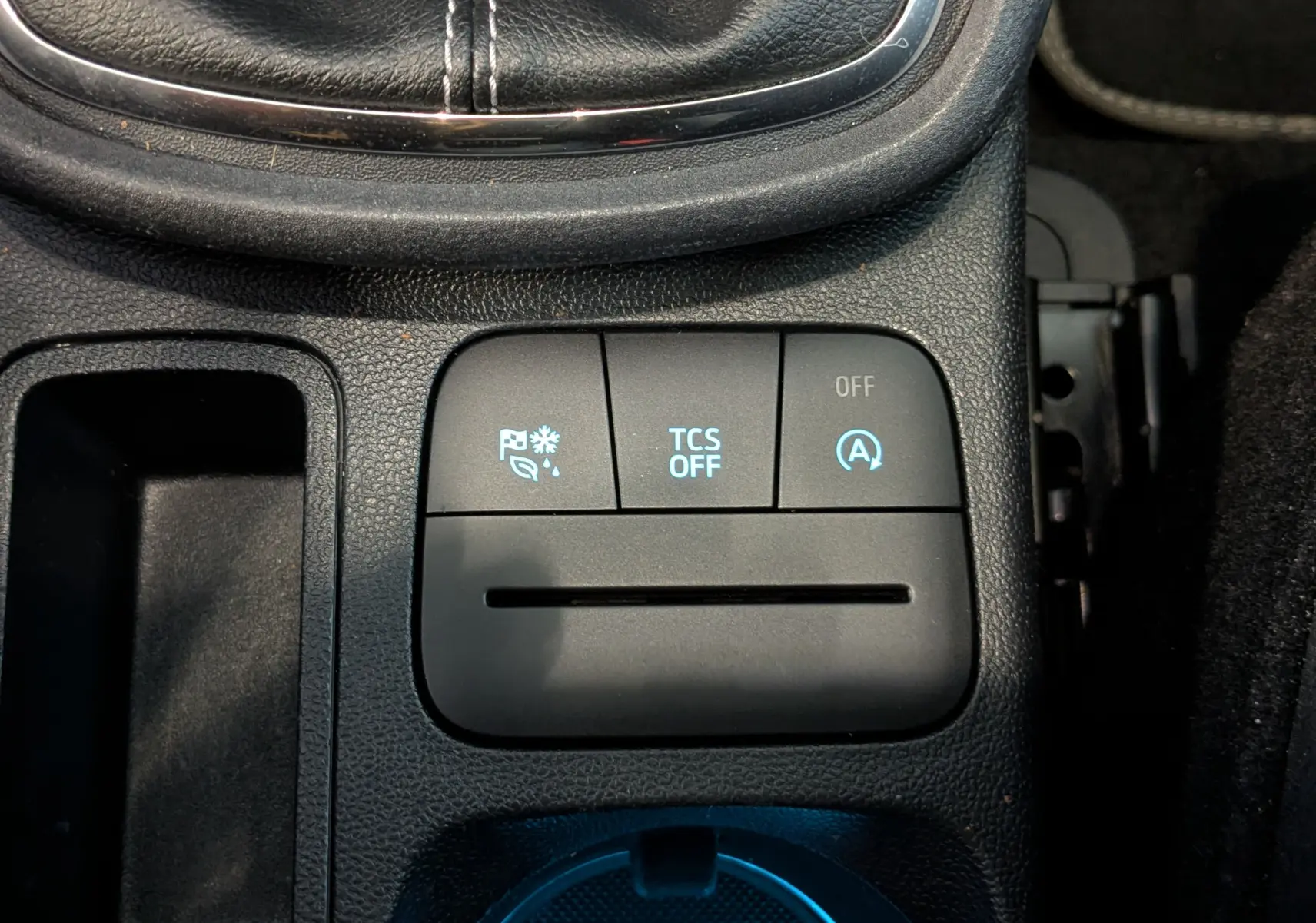 Gros plan sur les boutons de commande du tableau de bord central d'une Ford Puma gris 2020, version Titanium.